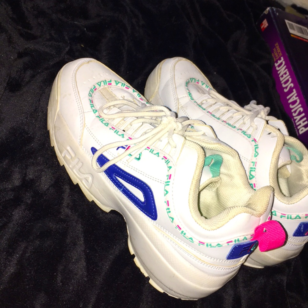 Women’s FILS tennis shoes